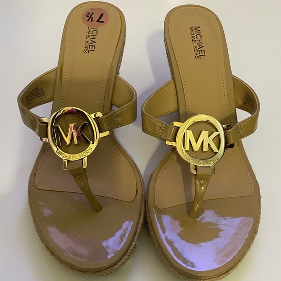 MICHAEL KORS WOMEN'S THONG WEDGE SANDALS SIZE 7.5 BEIGE W/GOLD LOGO - Picture 1 of 11